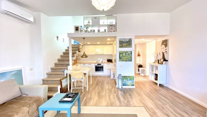 Parduodamas 60 m² kokybiškai ir stilingai įrengtas butas-loftas.