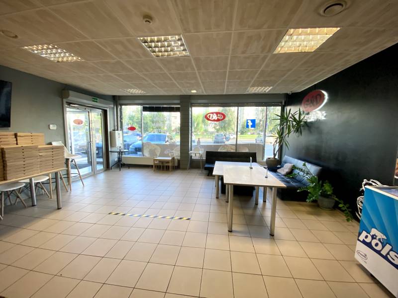 Parduodamos 90 m² komercinės patalpos multifunkciniame verslo centre Šilainiuose.
